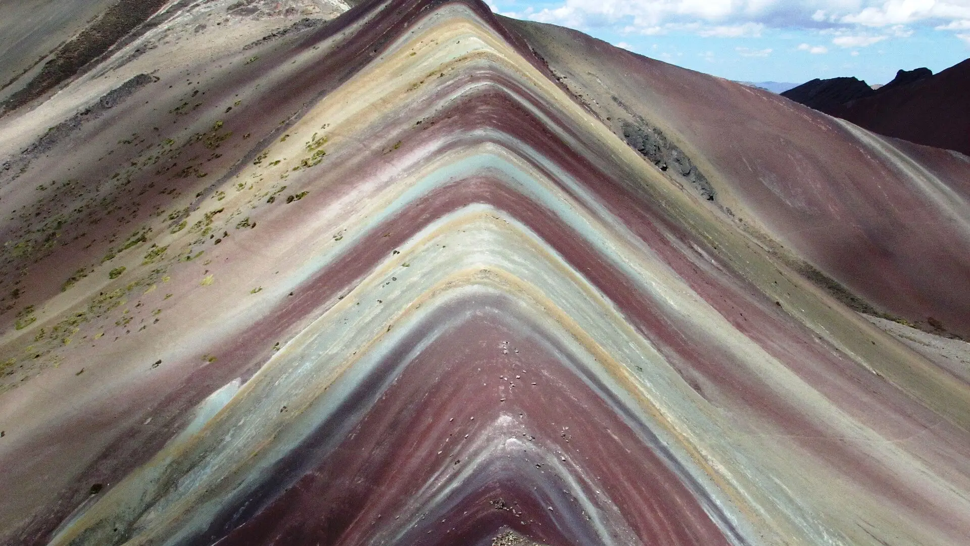Faixas vermelhas, roxas, brancas e verdes na encosta de Vinicunca, a Montanha Colorida, na cordilheira do Vilcanota