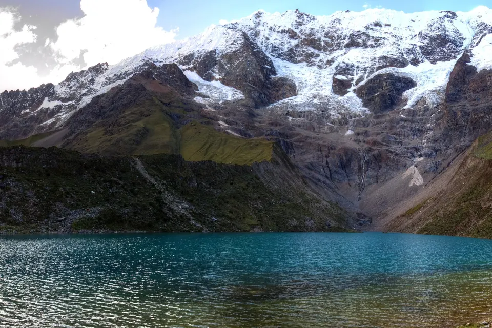 La Laguna Humantay, turquesa, al pie de las montañas nevadas