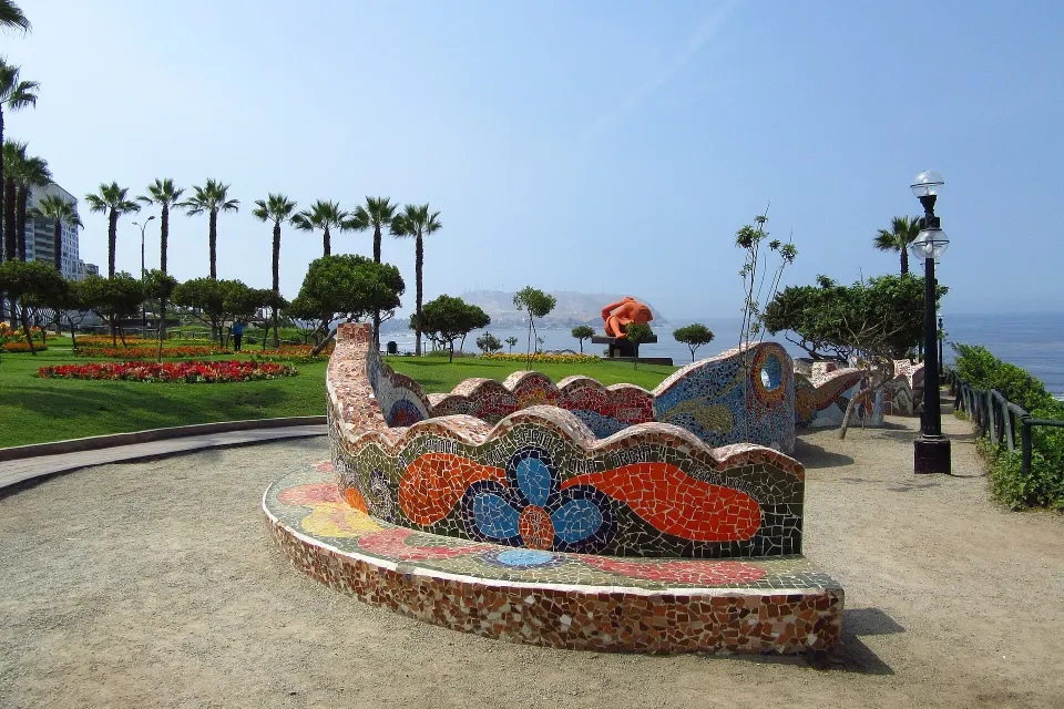El Parque del Amor, en Miraflores, con sus bancas de mosaico frente al mar