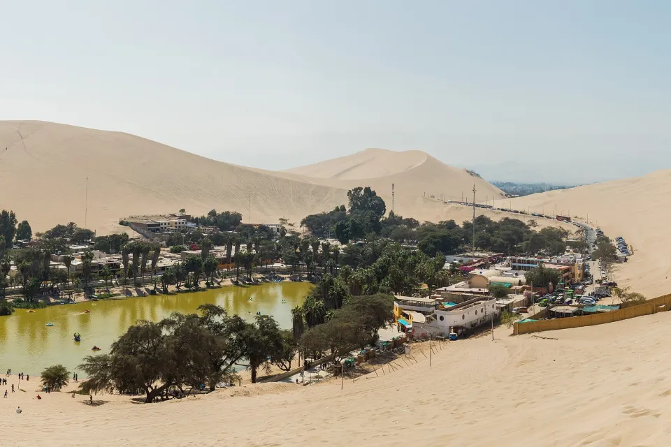 Panorámica del oasis de Huacachina entre las dunas