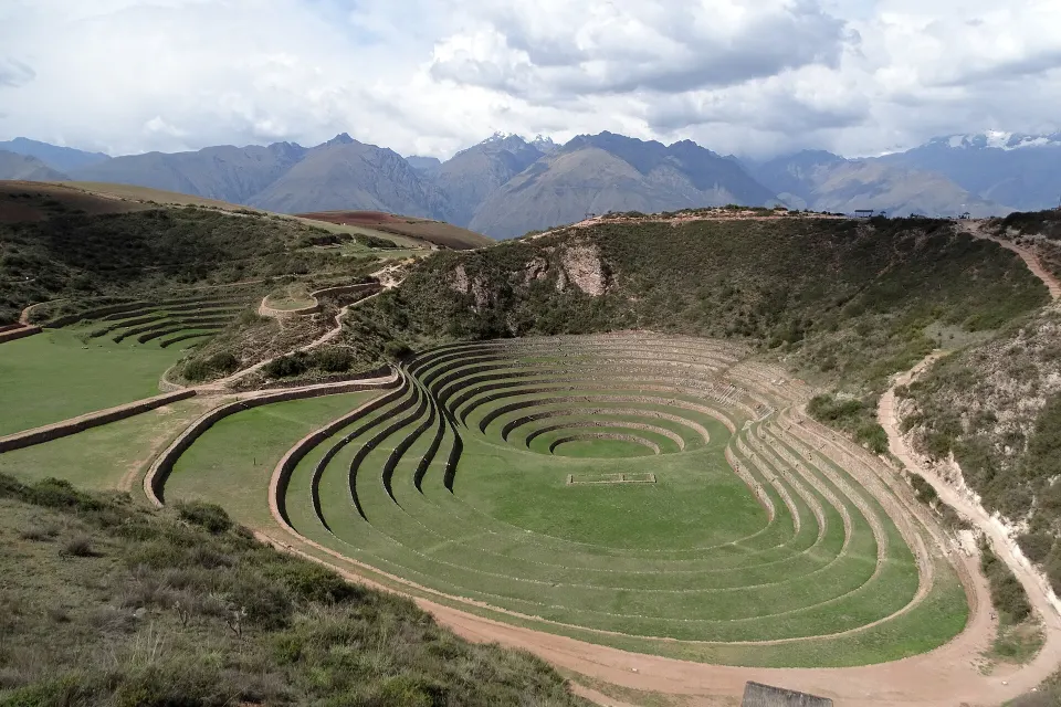 Los andenes circulares de Moray bajo el cielo andino