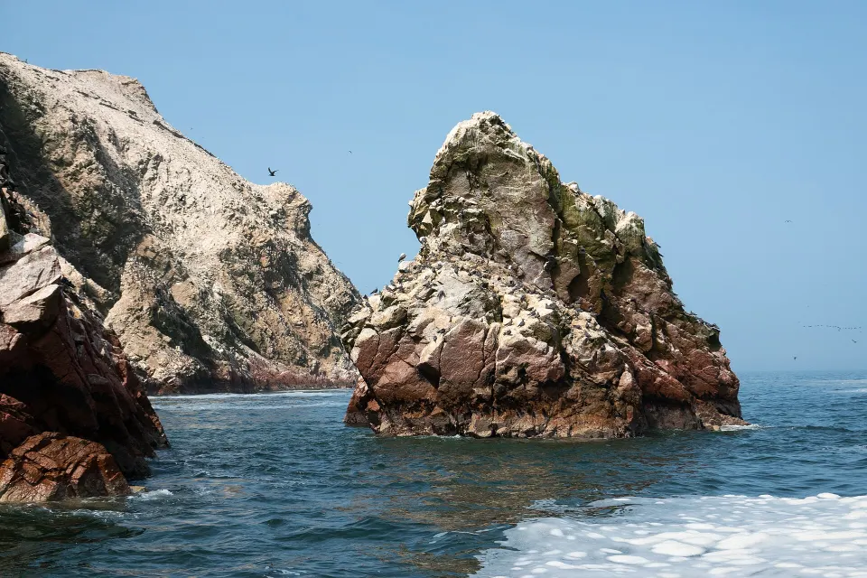 Formaciones rocosas de las Islas Ballestas sobre el mar, bajo el cielo azul