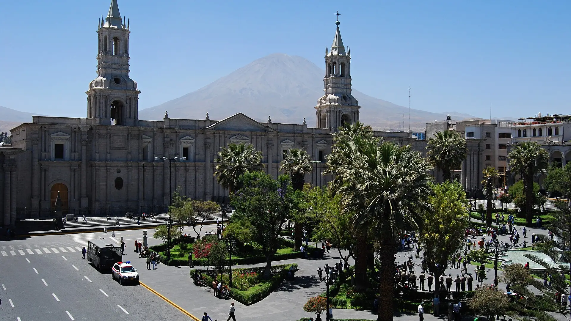 La Plaza de Armas de Arequipa con la Catedral y el volcán Misti al fondo