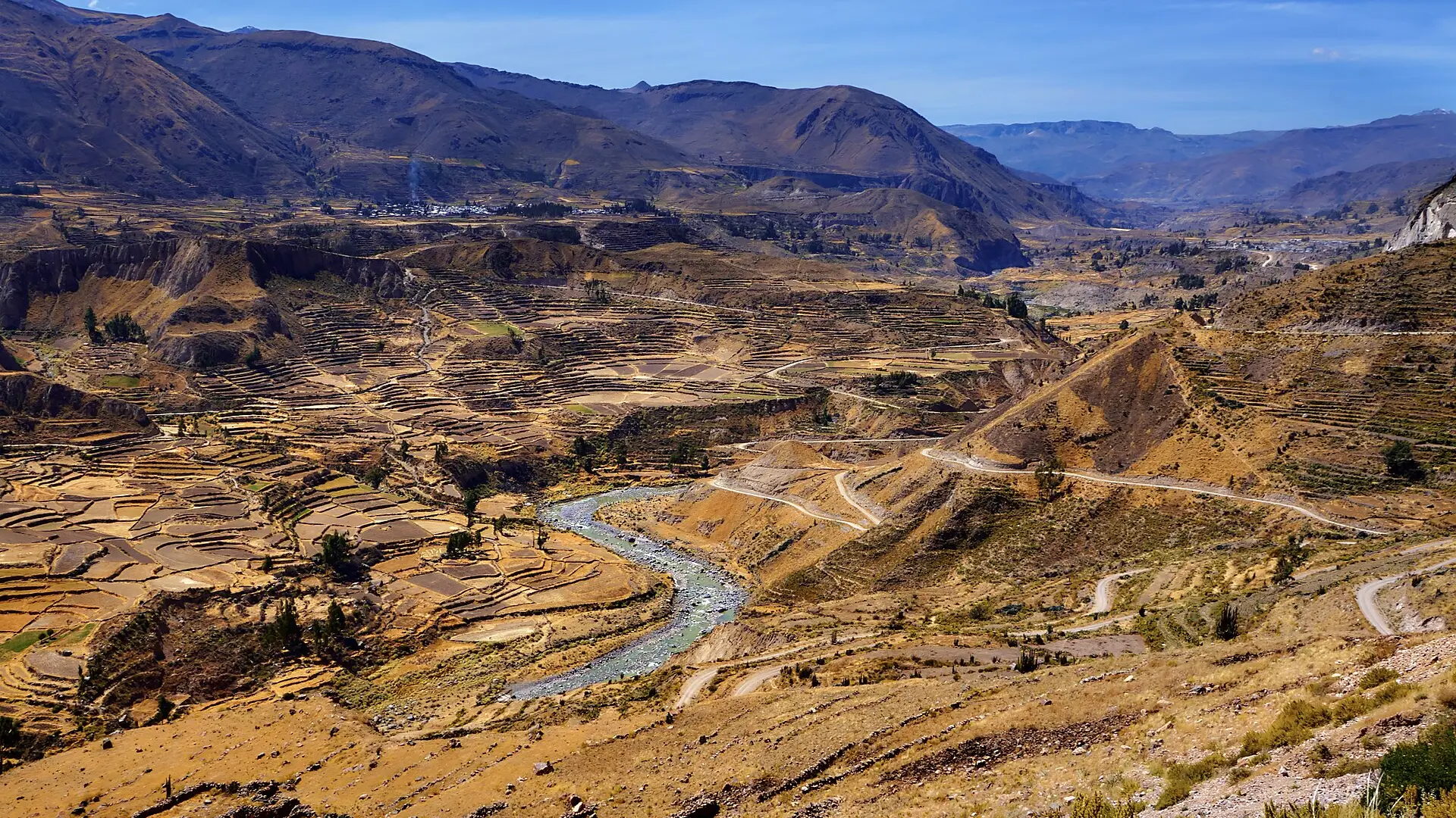 O Vale do Colca com seus terraços e o rio Colca entre os morros