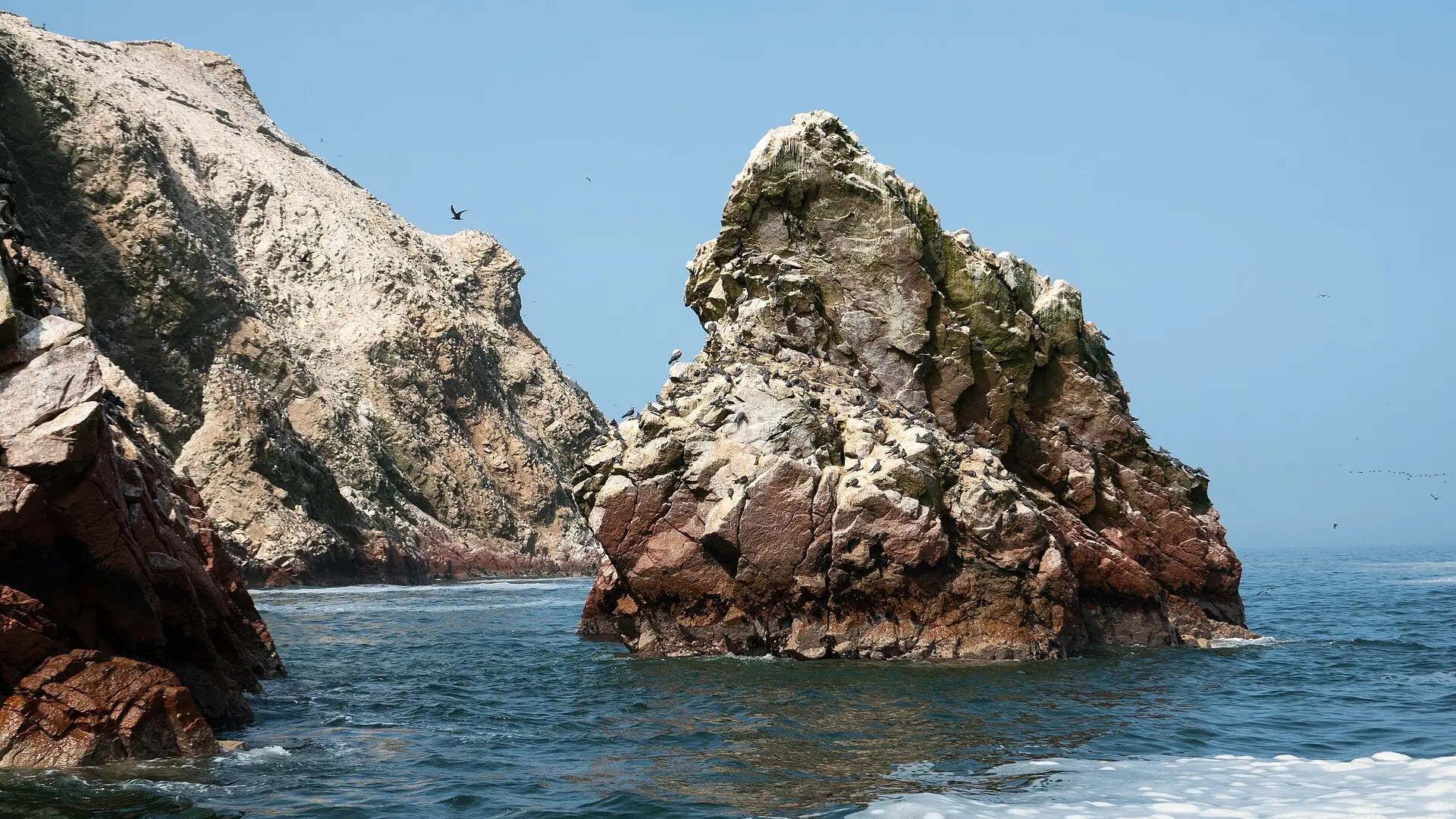 Formaciones rocosas de las Islas Ballestas sobre el mar, bajo el cielo azul