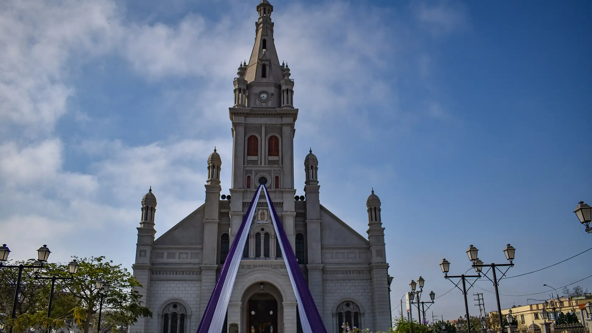 La iglesia del Señor de Luren, en Ica, bajo el cielo azul