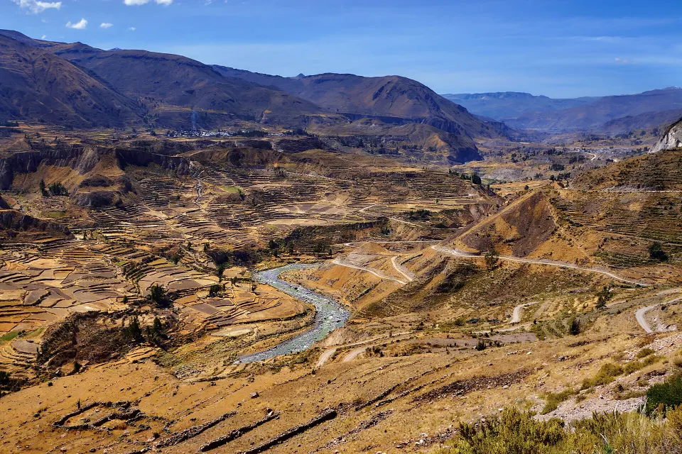 O Vale do Colca com seus terraços e o rio Colca entre os morros