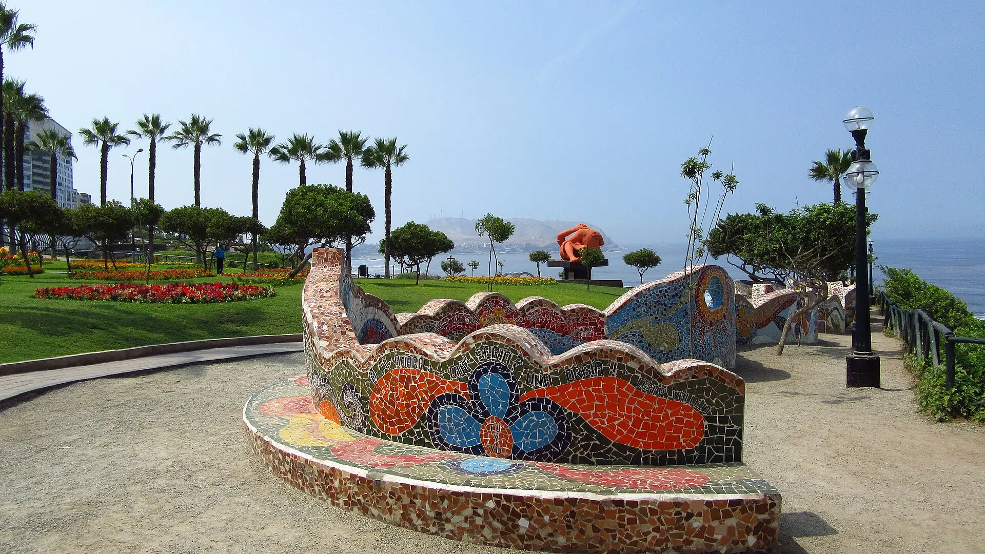 El Parque del Amor, en Miraflores, con sus bancas de mosaico frente al mar