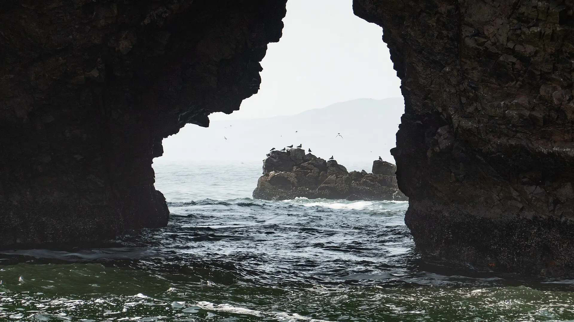 Arco de roca de las Islas Ballestas sobre el mar