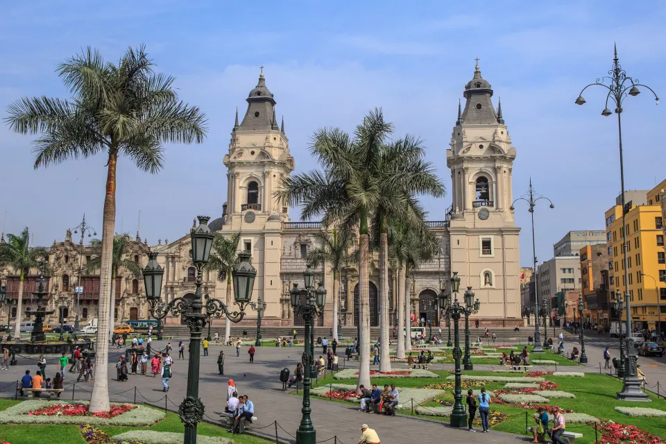 La Plaza de Armas de Lima con la Catedral y sus palmeras