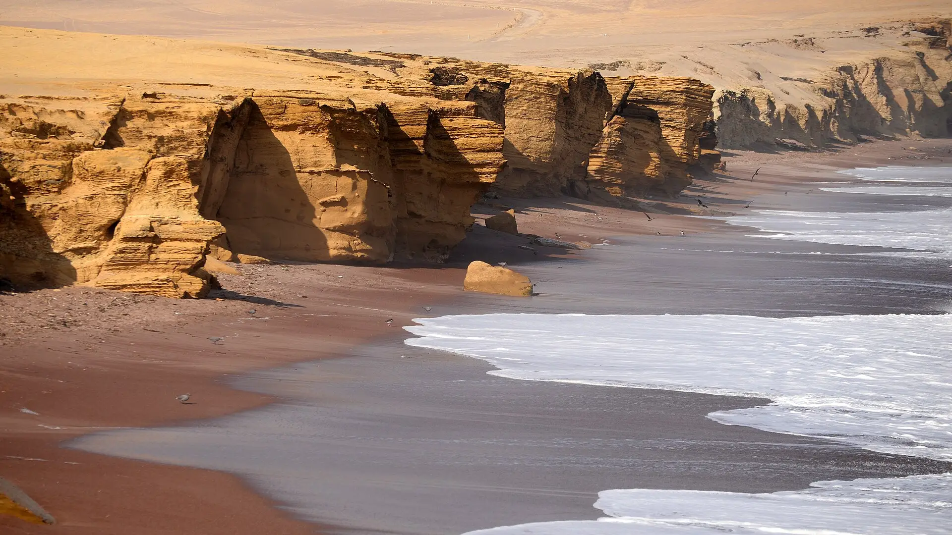 Acantilados del desierto sobre el mar en la península de Paracas