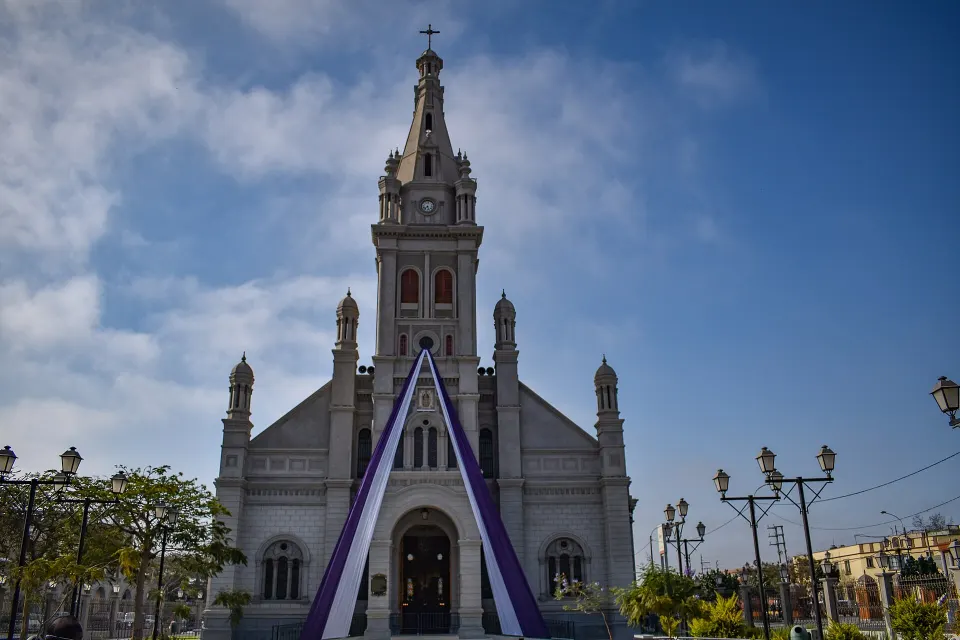 La iglesia del Señor de Luren, en Ica, bajo el cielo azul