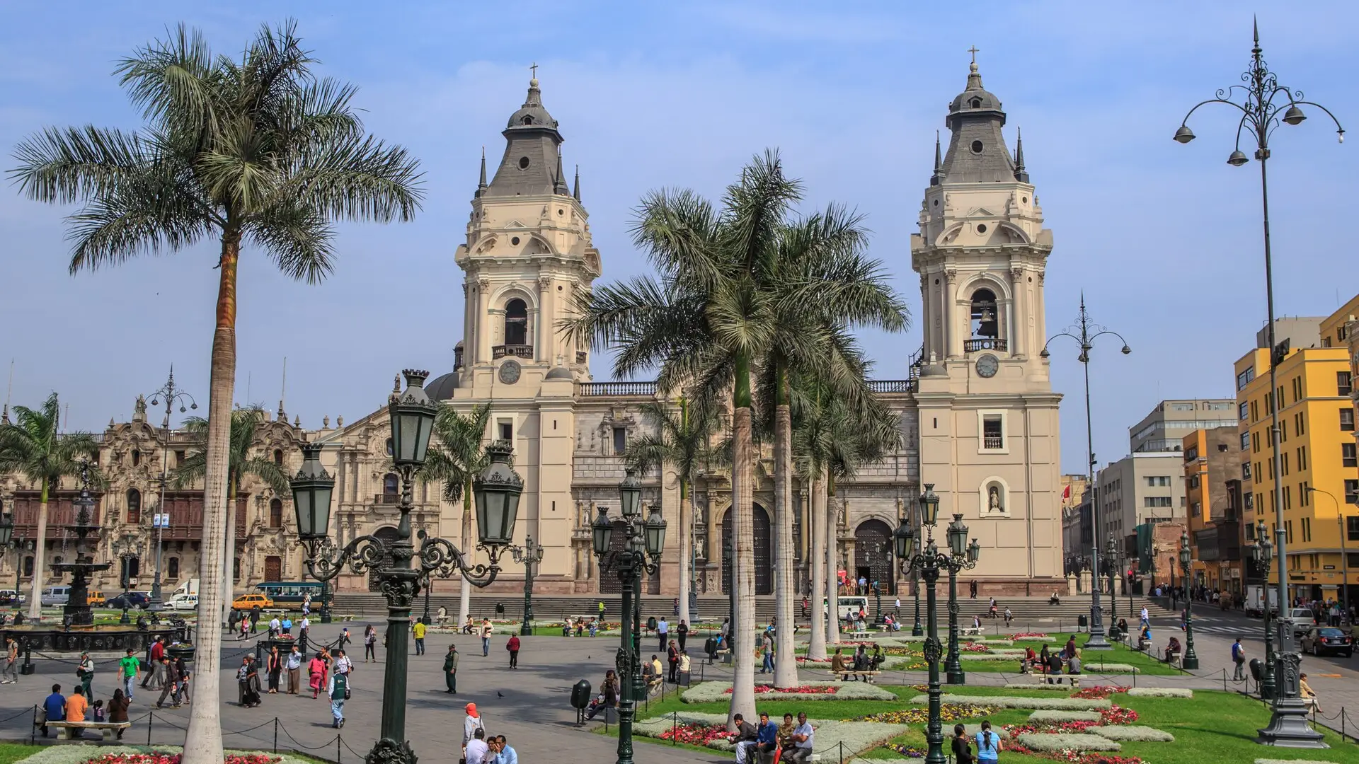La Plaza de Armas de Lima con la Catedral y sus palmeras