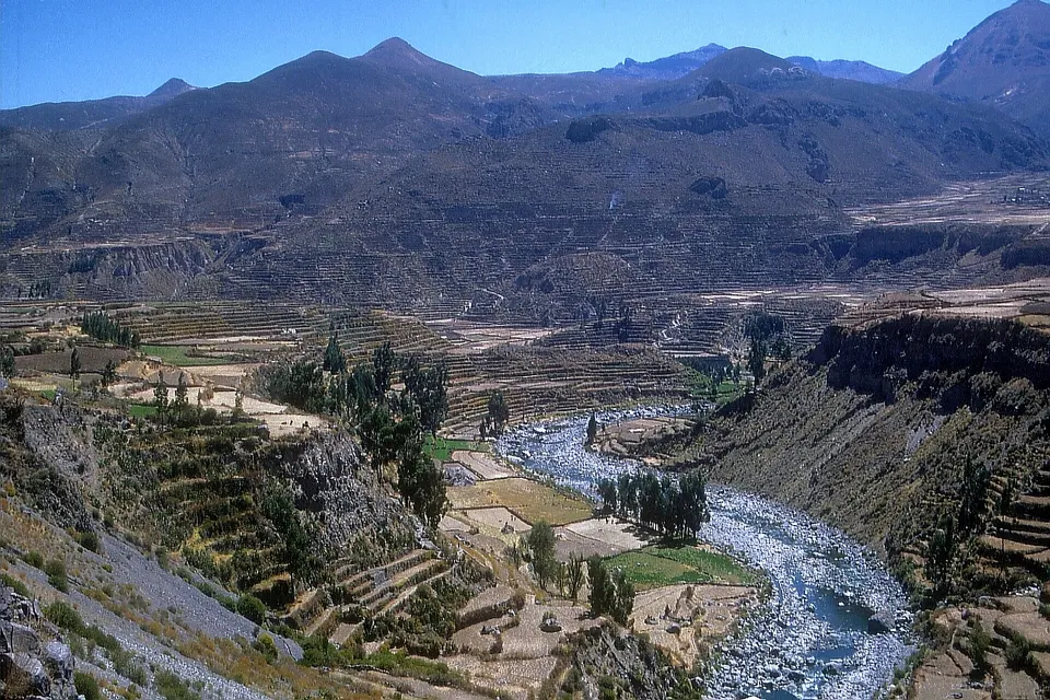 El valle del Colca con sus andenes y el río al fondo del cañón