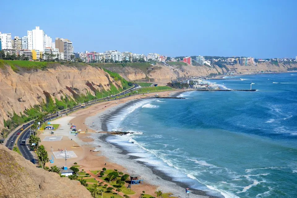 As falésias de Miraflores sobre a Costa Verde e o oceano Pacífico, com os prédios da orla no alto
