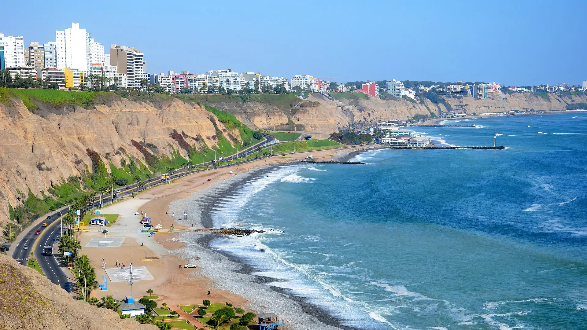 As falésias de Miraflores sobre a Costa Verde e o oceano Pacífico, com os prédios da orla no alto