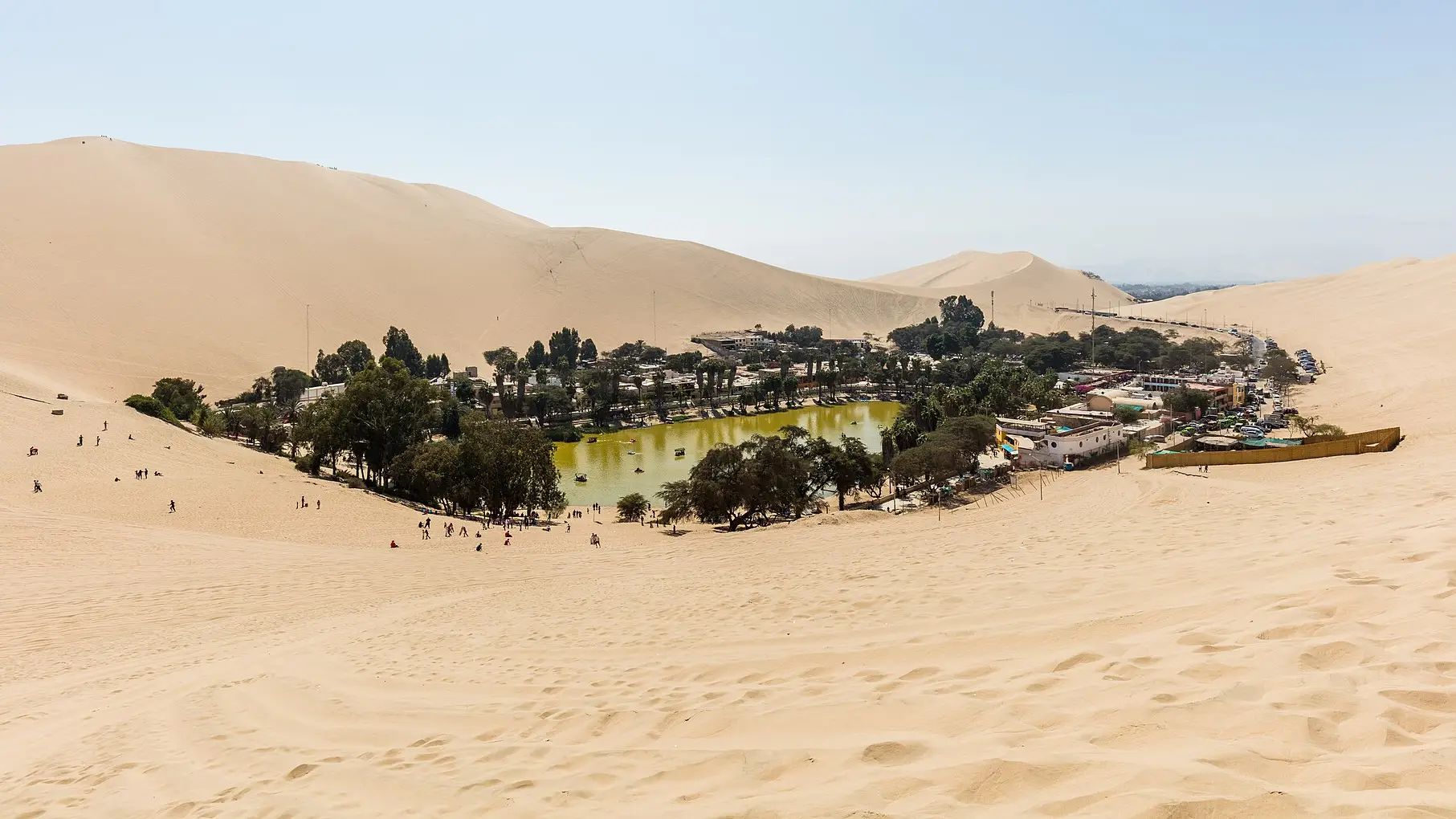 El oasis de Huacachina, con su laguna y sus palmeras, entre las dunas del desierto de Ica