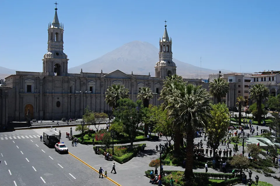 La Plaza de Armas de Arequipa con la Catedral y el volcán Misti al fondo